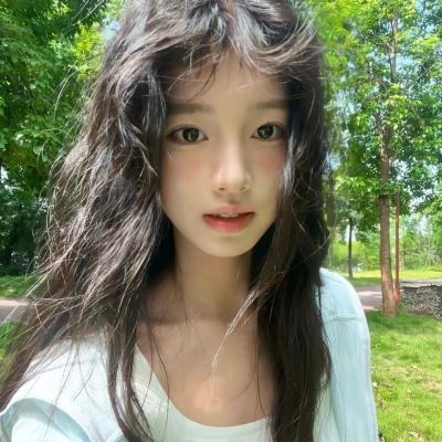 穿条纹衣的男孩